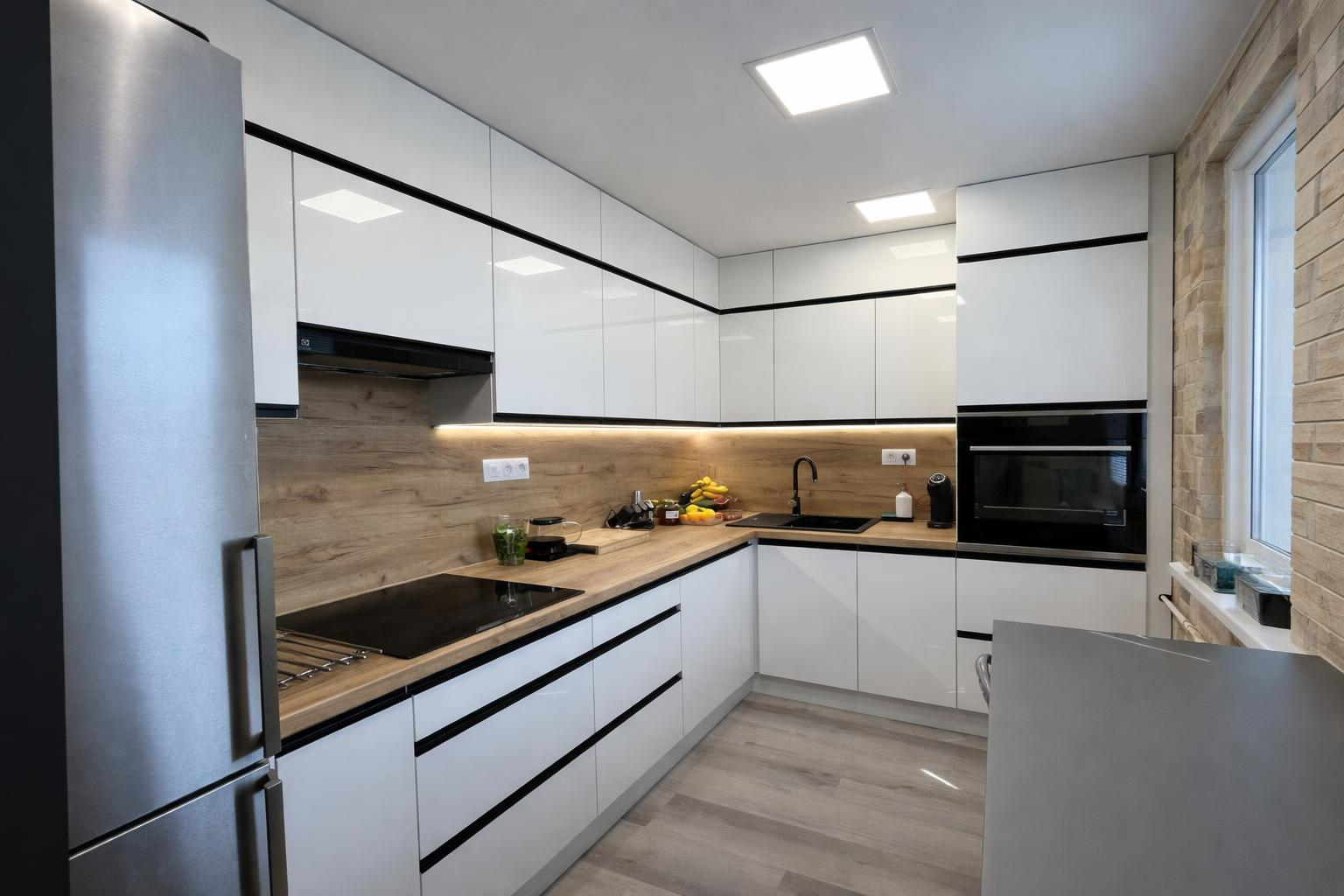 kuchyně lesk akryl s lištovým úchytem.jpg